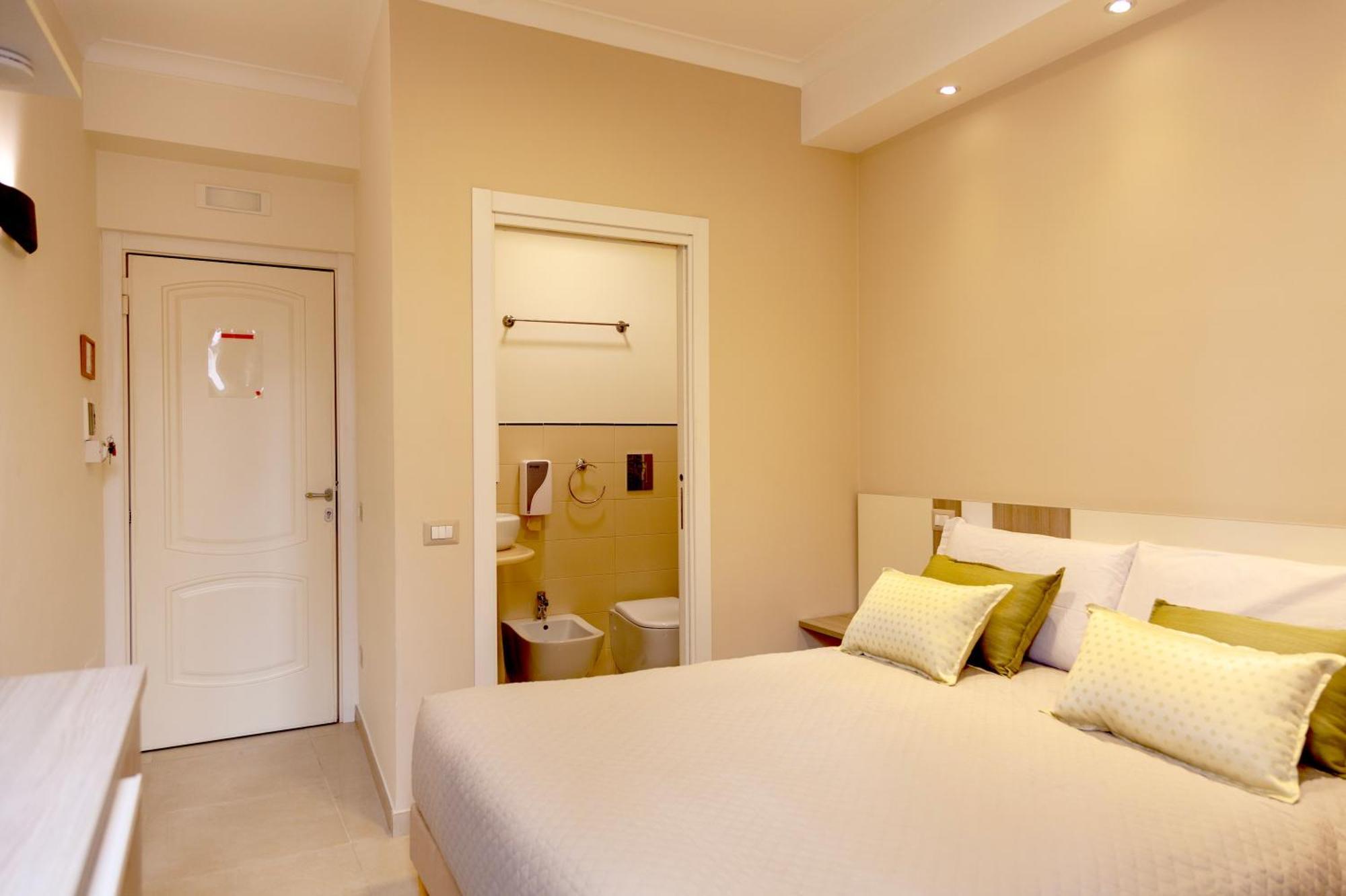 Opera 5 Hotel Naples Exterior photo